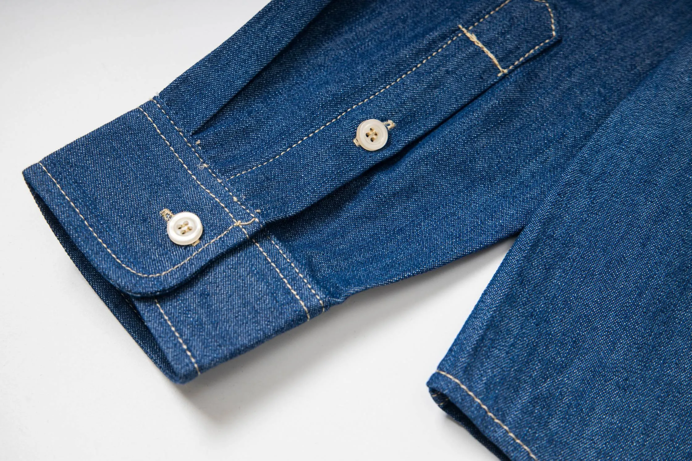 🅿️250 new model number: B115 Ralph Lauren/Ralph Lauren classic color small label couple style washed denim long-sleeved shirt 1️⃣Made of high-quality denim fabric, the upper body is soft and comfortable, extremely delicate, the hand feels solid, smooth and soft. The fabric does not wrinkle, and the hand feel is invincible. The details are handled perfectly! 2️⃣Adopting the washing process, the workmanship details are perfectly controlled. They are all hemmed with vest technology, and the inside of the sleeves are also different. Different from the four-needle and five-thread workmanship, the collar is also designed with interlining, which shows high-end fashion and individuality. The style is fashionable, simple and elegant! 3️⃣It is very youthful and energetic, and can be easily worn by both men and women. It is very in line with the fashion aesthetic concepts of today's young people! Color: light blue, dark blue Size: S, M, L, XL